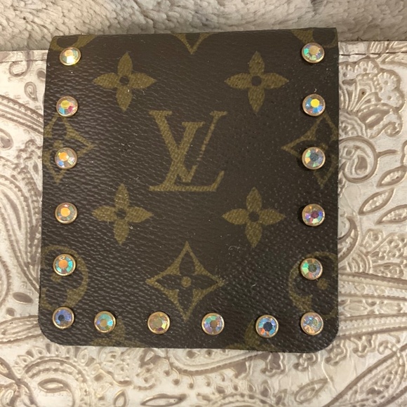 LV KEEP IT GYPSY DISTRESSED‎ Embossed  LEATHER COWHIDE  PRINT CLUTCH NWT - Picture 2 of 8